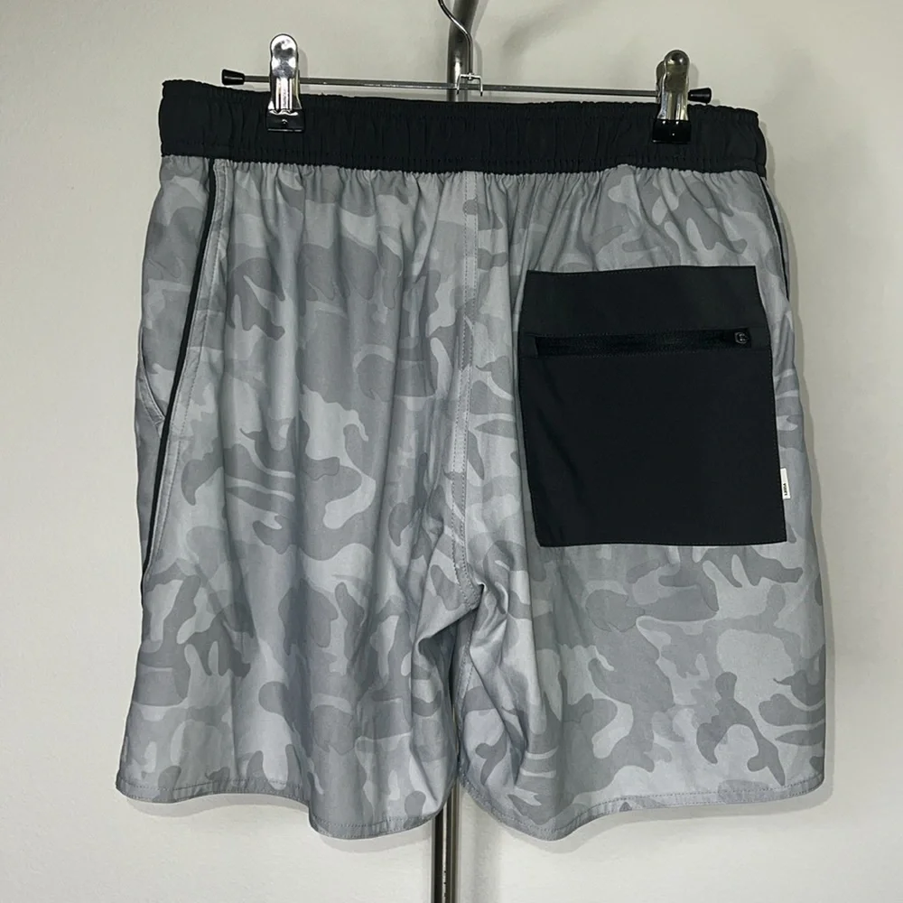 🔹 Vuori Camo Trail Shorts